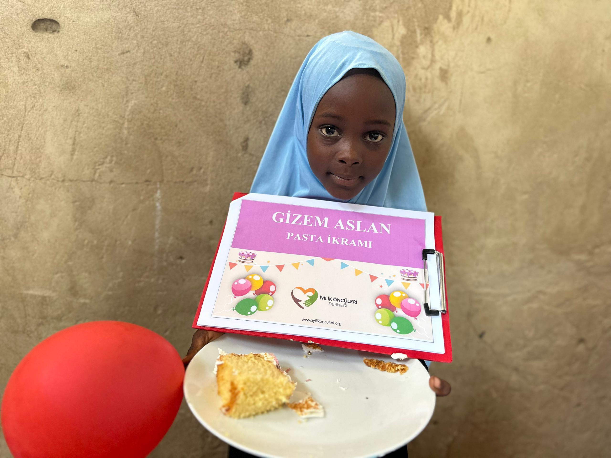 Afrika’daki çocuklarla gerçekleştirilen ikram etkinliği