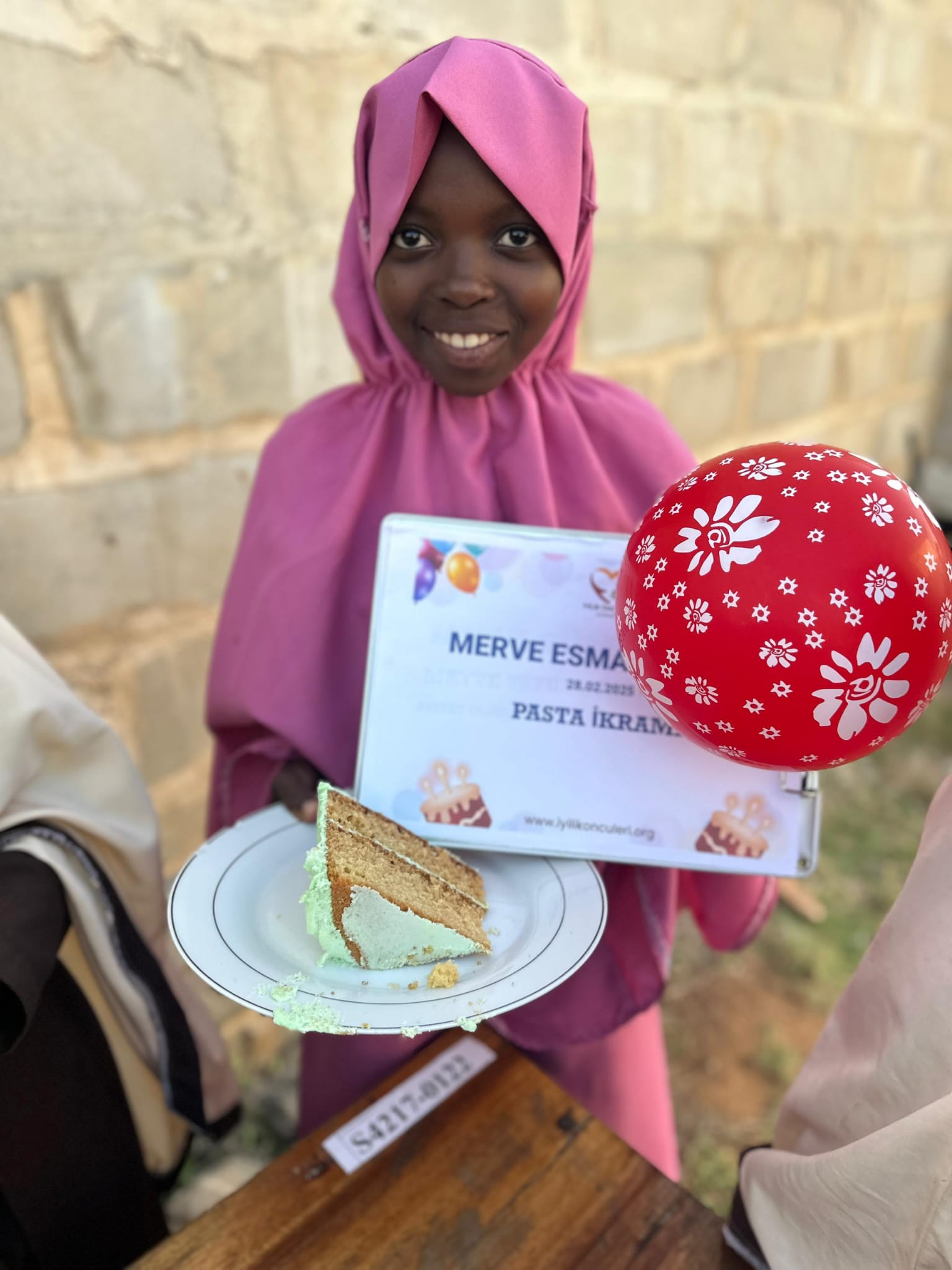 Afrika’daki çocuklara oyuncak hediyesi